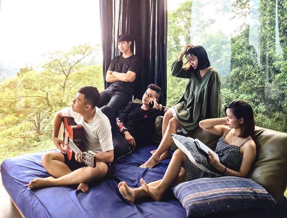 Giường ngủ rộng ngay phòng tầng 1
